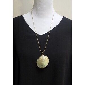 Beautiful Vintage Gold Toned Chain Necklace with Shell Pendant